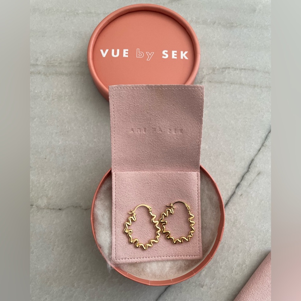 VUE gold wavy hoop earrings